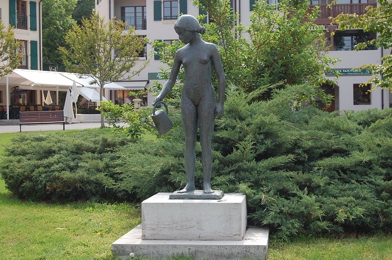 Baksa-Trembley, Erzsi : Jeune fille à l'arrosoir