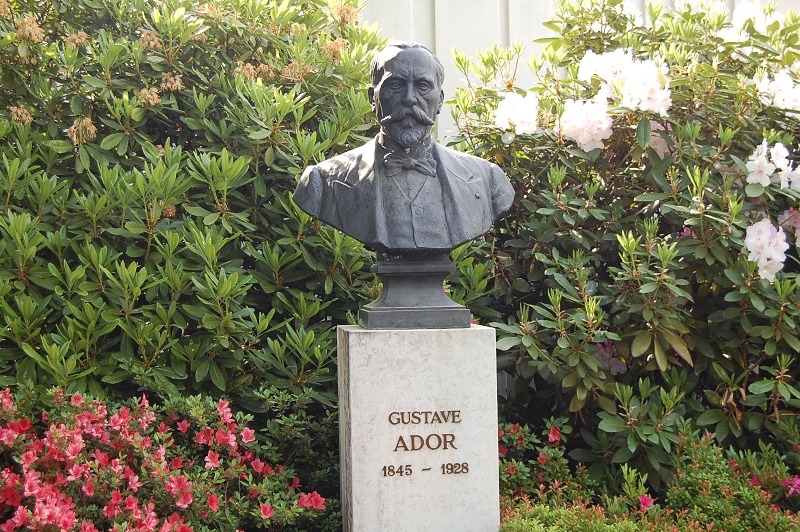 Bucher, André : L'Habit ne fait pas le moine (2000)