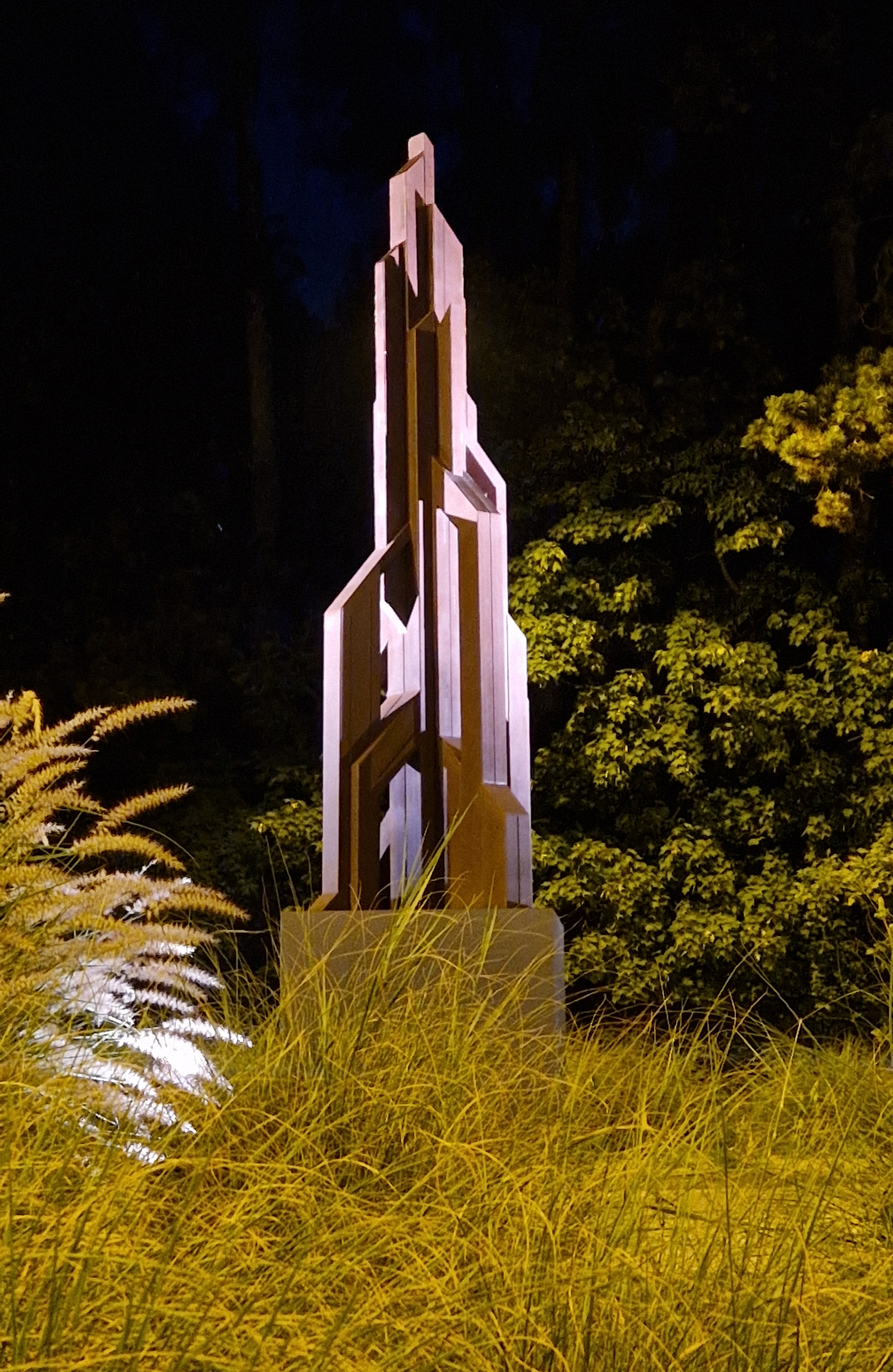 Vue de l'oeuvre Interstellar de Xavier Magaldi sur le giratoire de la route de Vandoeuvres