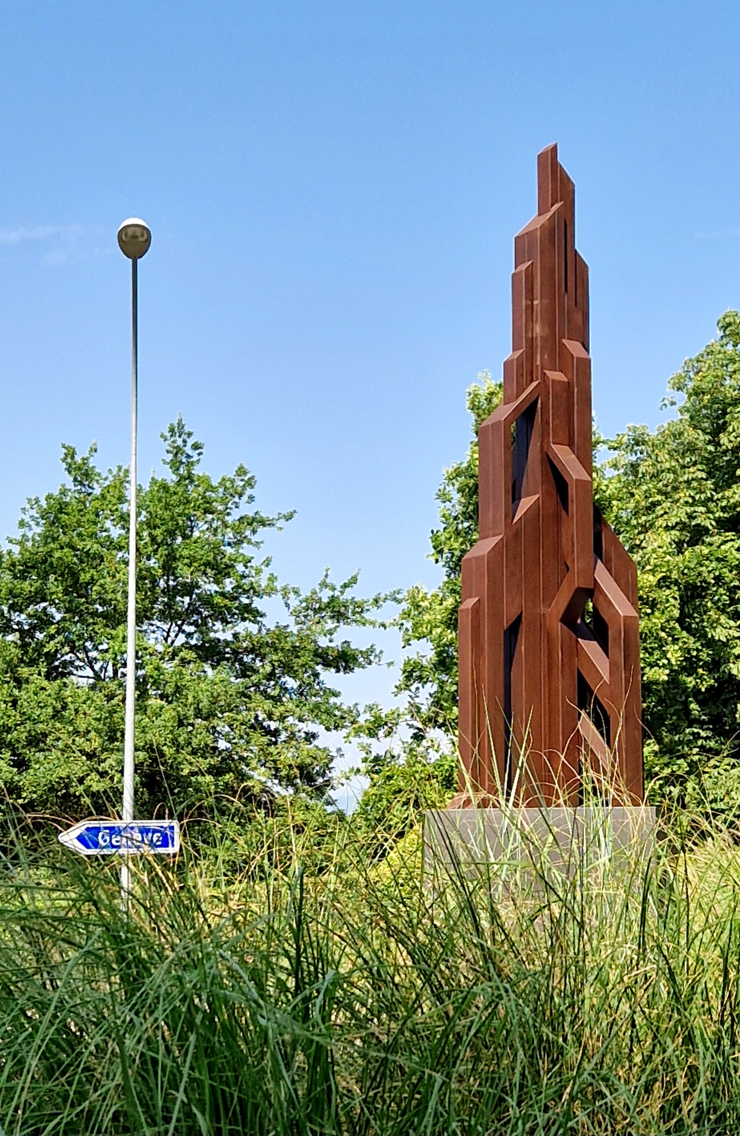 Vue de l'oeuvre Interstellar de Xavier Magaldi sur le giratoire de la route de Vandoeuvres