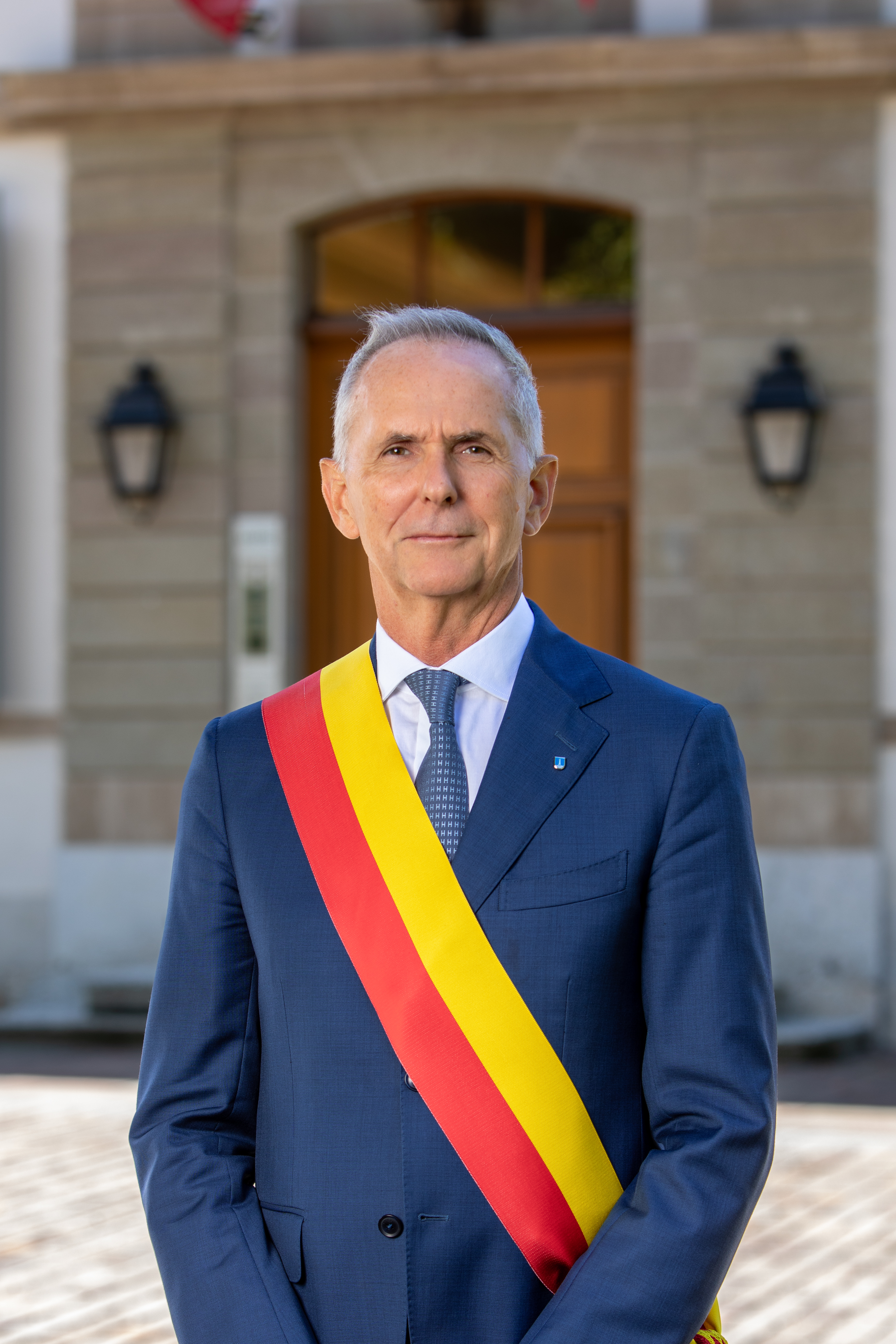 Portrait de Monsieur Pascal Hornung devant la Mairie de Cologny