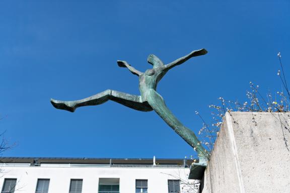 Vue de la sculpture en bronze "L'Attitude" d'Igor Ustinov dans le Square de la Résidence Saint-Paul au chemin Frank Thomas