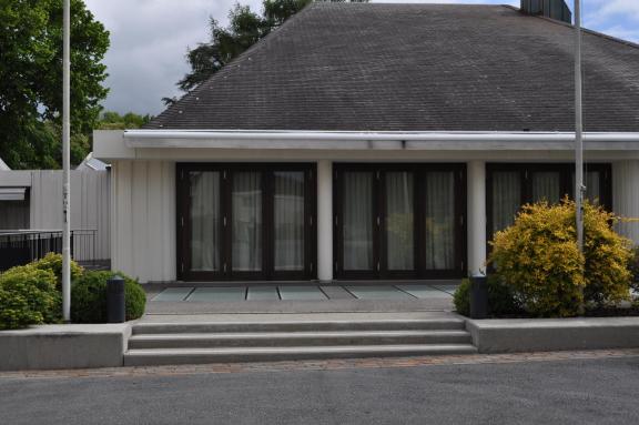 Vue d'une des façade de la Salle communale de Cologny