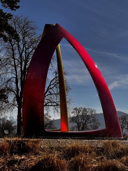 vue de la sculpture "Voiles du Monde" sur le giratoire de la route de Vandoeuvres