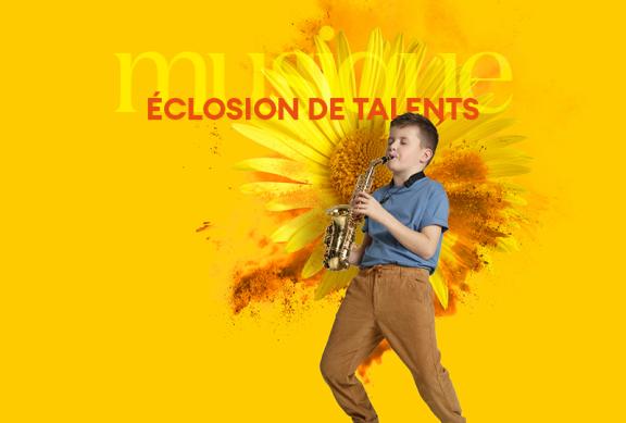 garçon jouant du saxophone devant un fond jaune fleuri
