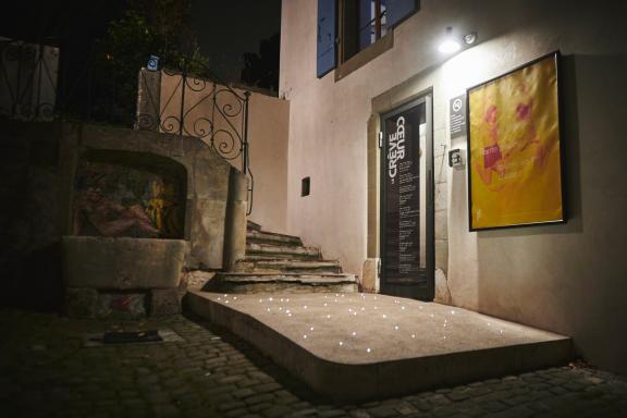 Vue de l'entrée du Théâtre du Crève-Coeur