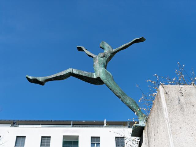 Vue de la sculpture en bronze &quot;L'Attitude&quot; d'Igor Ustinov dans le Square de la Résidence Saint-Paul au chemin Frank Thomas