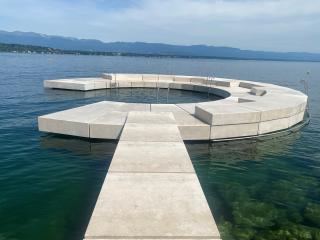 Ponton en pierre pour la nage dans le lac, vue depuis le rivage