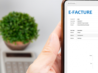 illustration d'une e-facture sur un écran de téléphone mobile