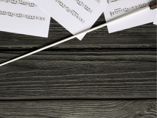 illustration contenant quelques partition partiellement visible et une baguette de direction d'orchestre