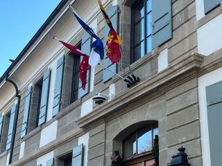 Mairie de Cologny avec drapeau en berne