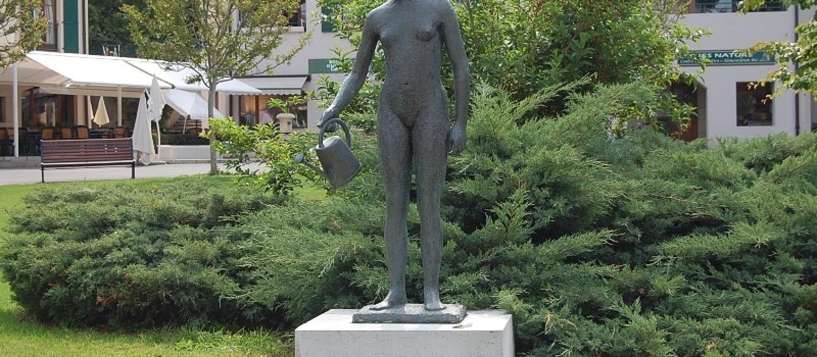 Baksa-Trembley, Erzsi : Jeune fille à l'arrosoir