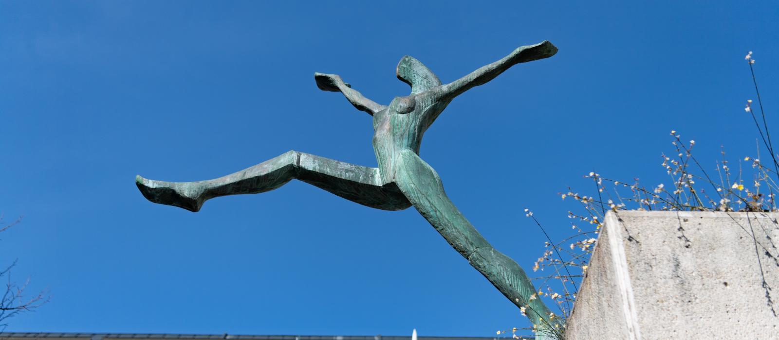 Vue de la sculpture en bronze &quot;L'Attitude&quot; d'Igor Ustinov dans le Square de la Résidence Saint-Paul au chemin Frank Thomas