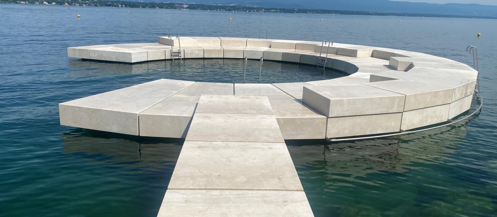 Ponton en pierre pour la nage dans le lac, vue depuis le rivage