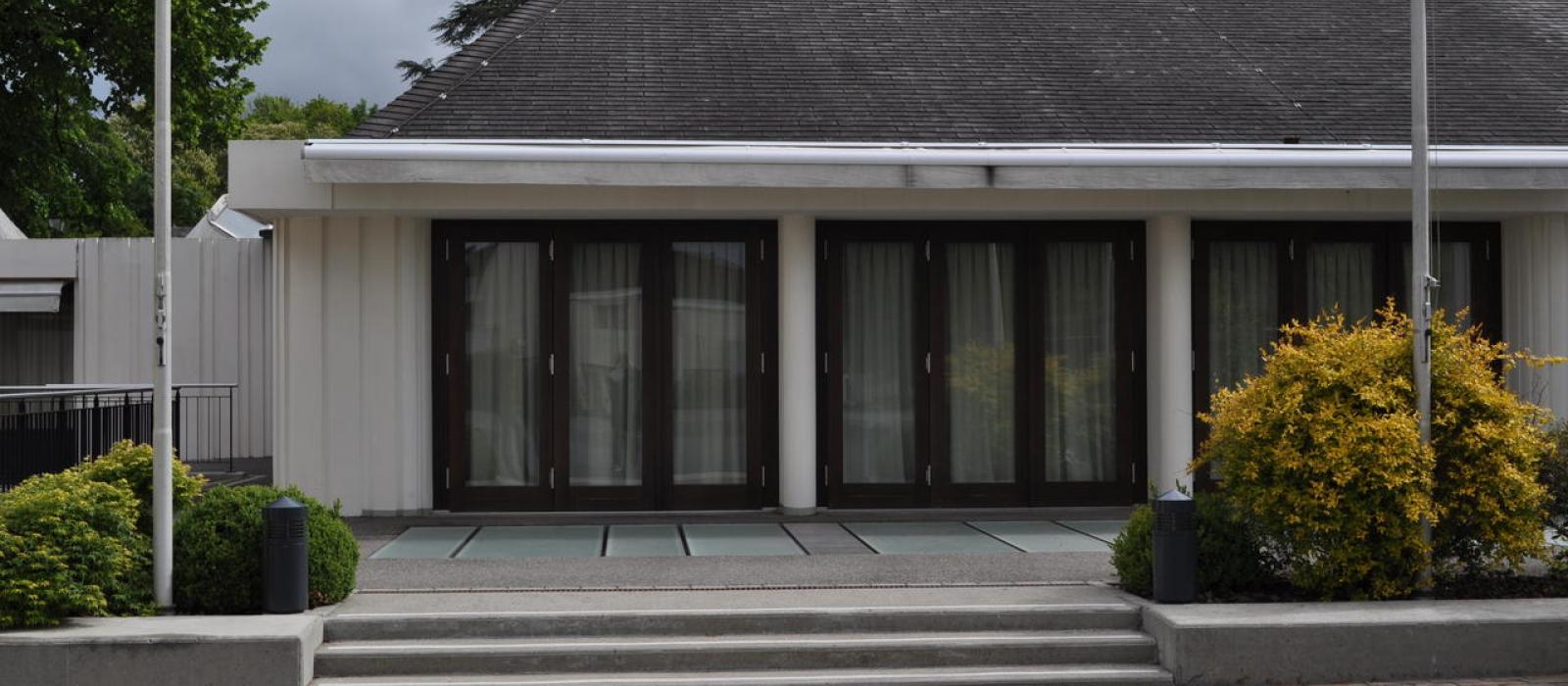 Vue d'une des façade de la Salle communale de Cologny