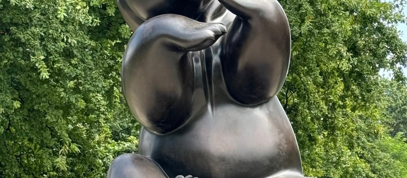 Ours assis mangeant du miel (sculpture en bronze)