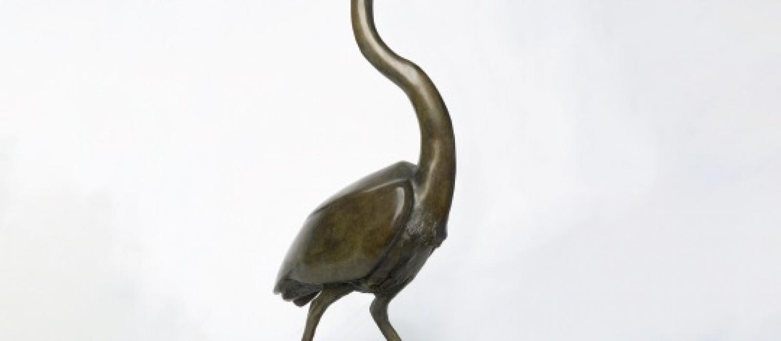 Sculpture en bronze d'un héron guettant par Robert Hainard