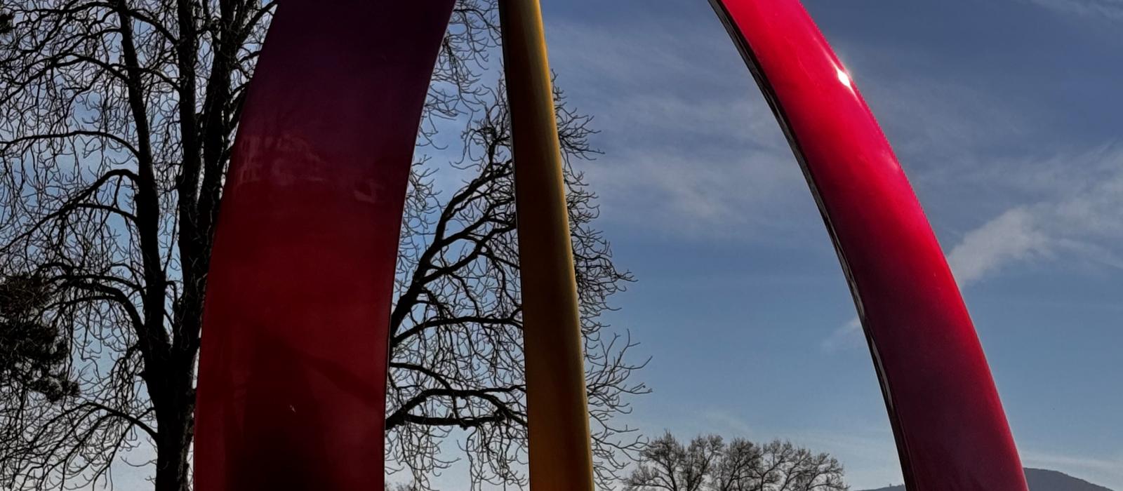 vue de la sculpture &quot;Voiles du Monde&quot; sur le giratoire de la route de Vandoeuvres