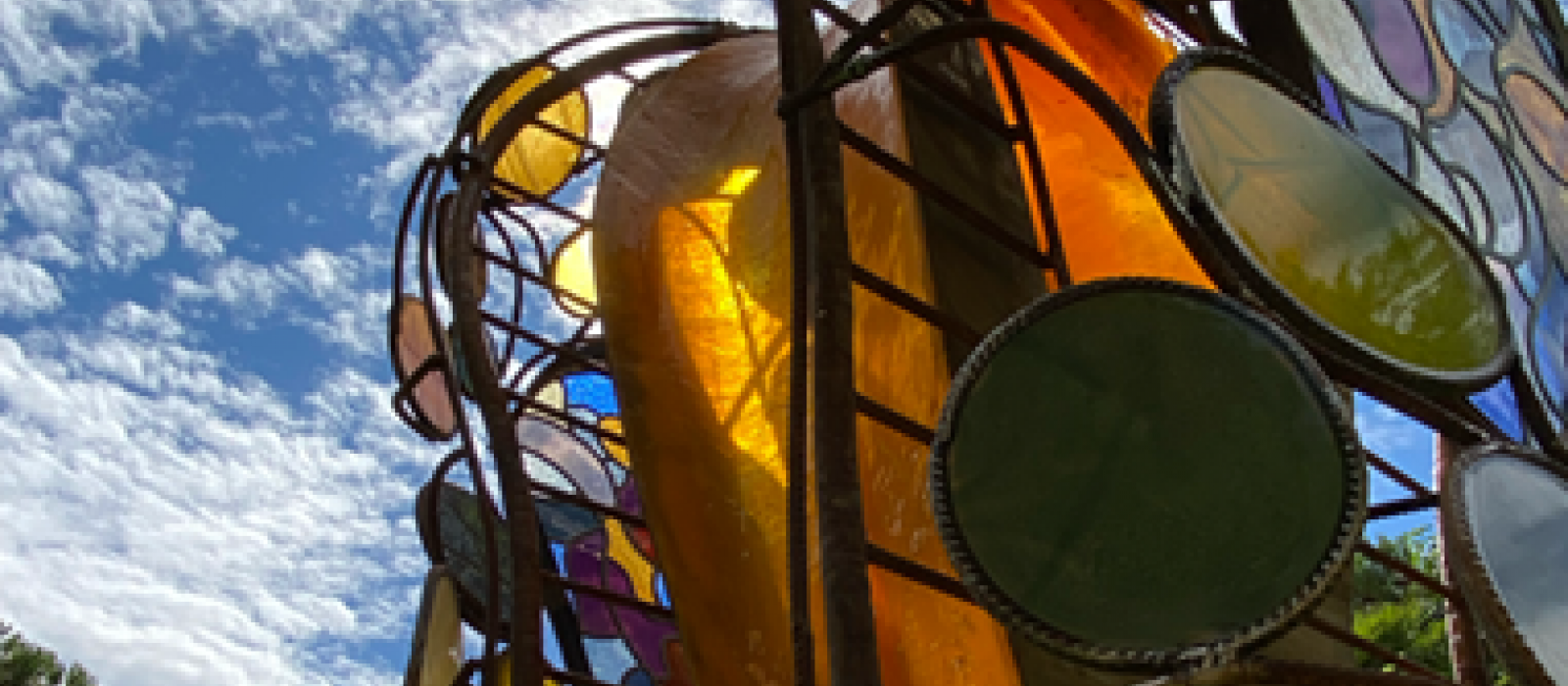 Vue partielle de l'oeuvre &quot;Danse enluminée&quot; de Roland Breitschmid