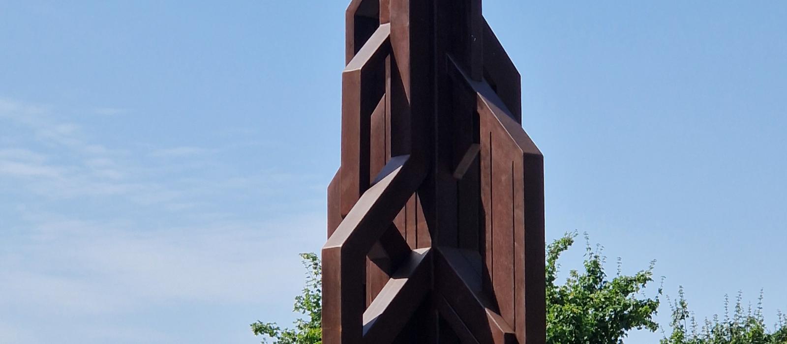 Vue de l'oeuvre Interstellar de Xavier Magaldi sur le giratoire de la route de Vandoeuvres