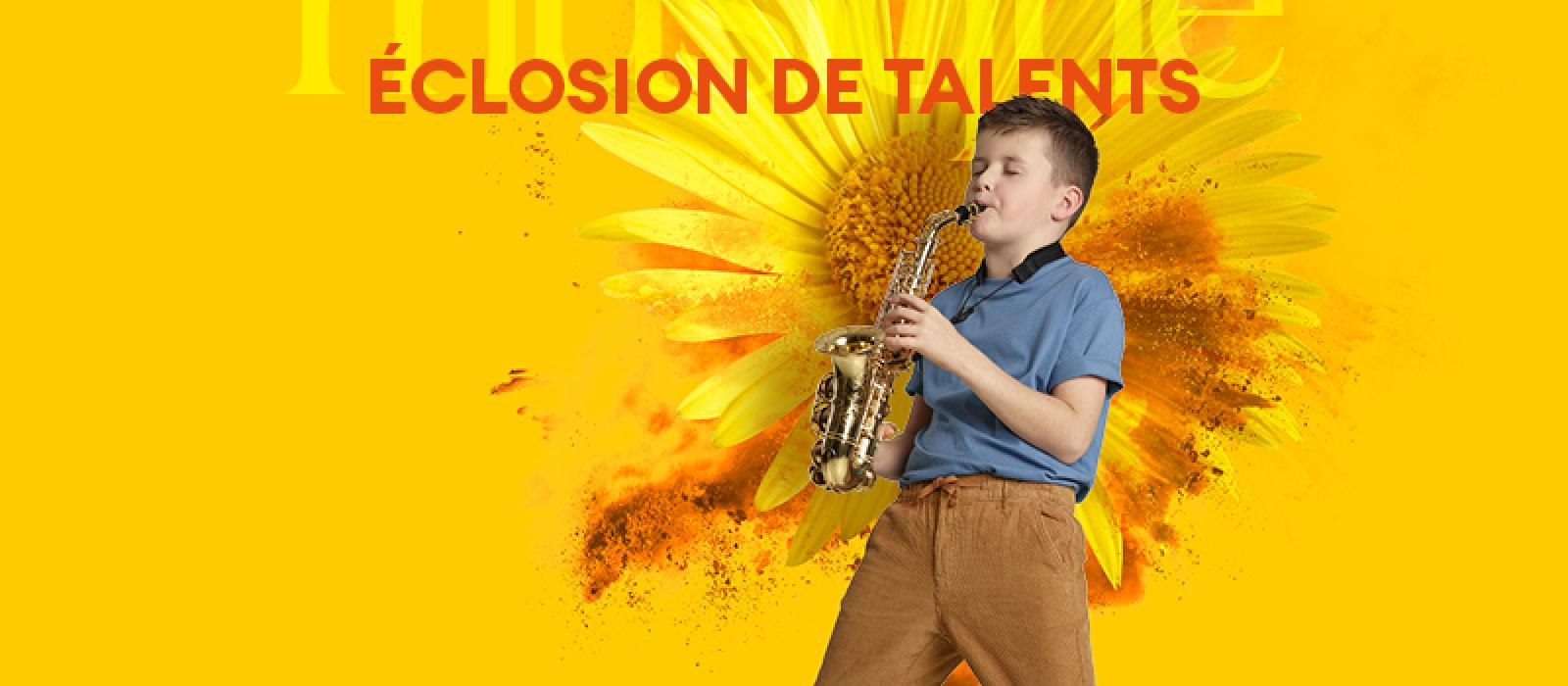 garçon jouant du saxophone devant un fond jaune fleuri
