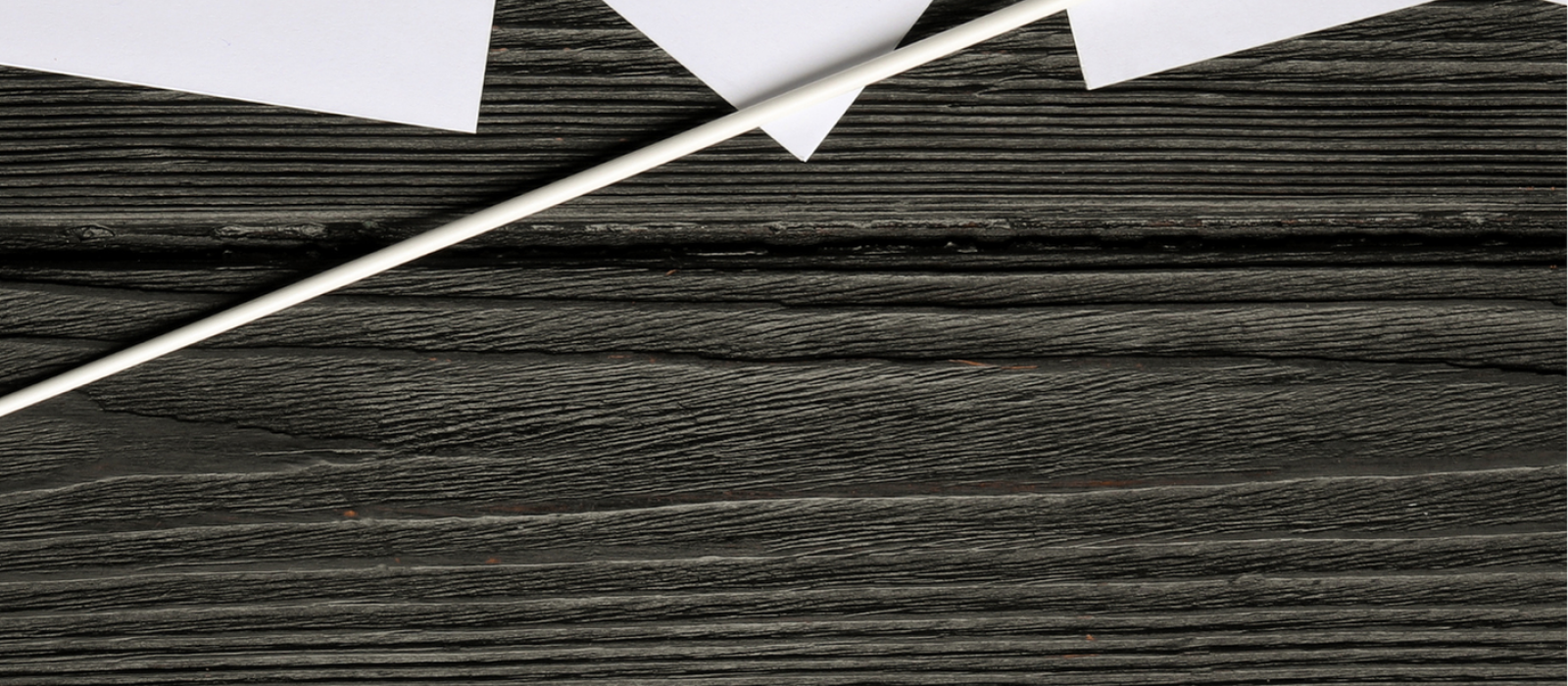 illustration contenant quelques partition partiellement visible et une baguette de direction d'orchestre