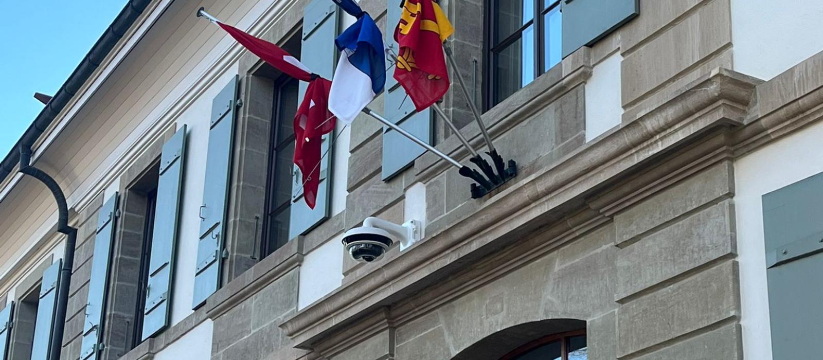 Mairie de Cologny avec drapeau en berne